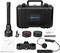 Zestaw latarki w czarnym futerale, latarka, kolorowe filtry obiektywu, uchwyt montażowy, przełącznik zdalny i instrukcja obsługi.