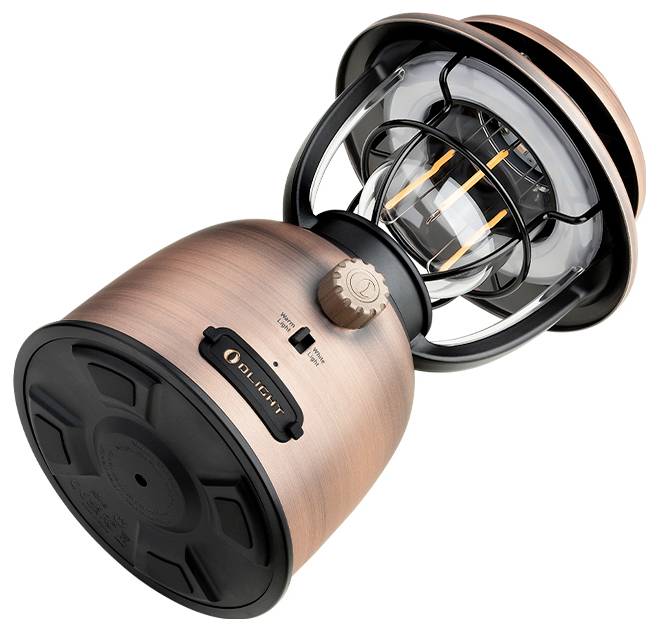 Latarnia w kolorze miedzi o nowoczesnym designie, wyposażona w górny uchwyt i żarówkę LED, odpowiednia do użytku wewnątrz i na zewnątrz.