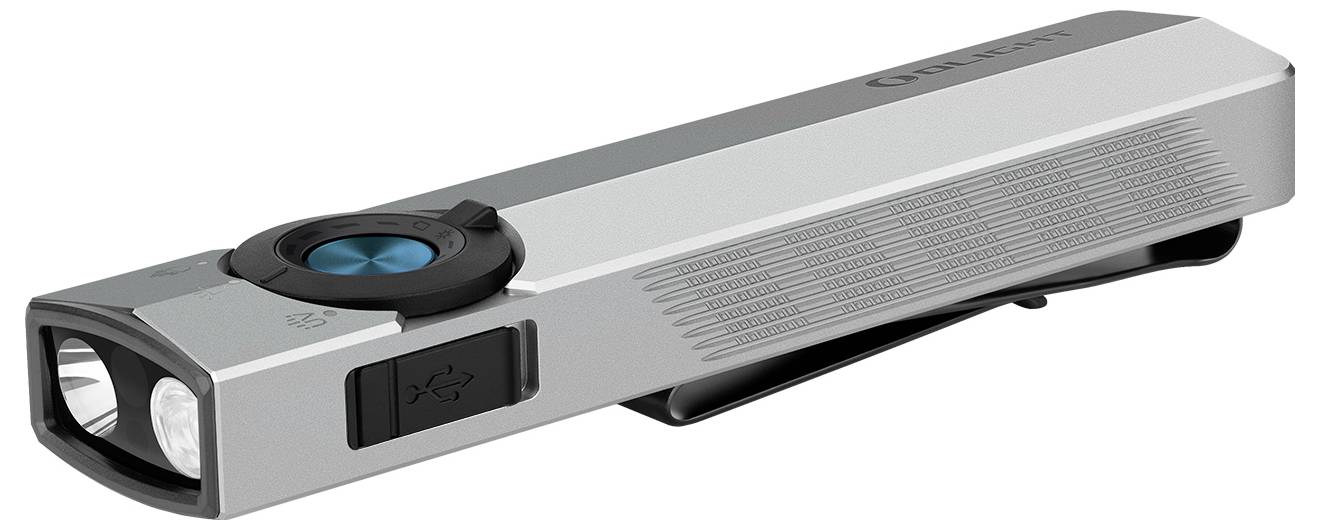 Srebrna, prostokątna latarka LED z niebieskim przyciskiem zasilania i klipem z boku do przymocowania do paska lub kieszeni.