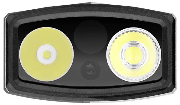 Zbliżenie głowicy latarki z dwoma soczewkami i dwiema diodami LED. Diody różnią się rozmiarem i wzorem, osadzone w prostokątnej obudowie.