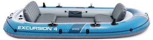 Niebieski ponton z szarym wnętrzem, oznaczony jako "Excursion 4", przeznaczony dla czterech osób, wyposażony w siedzenia i uchwyty na wiosła.