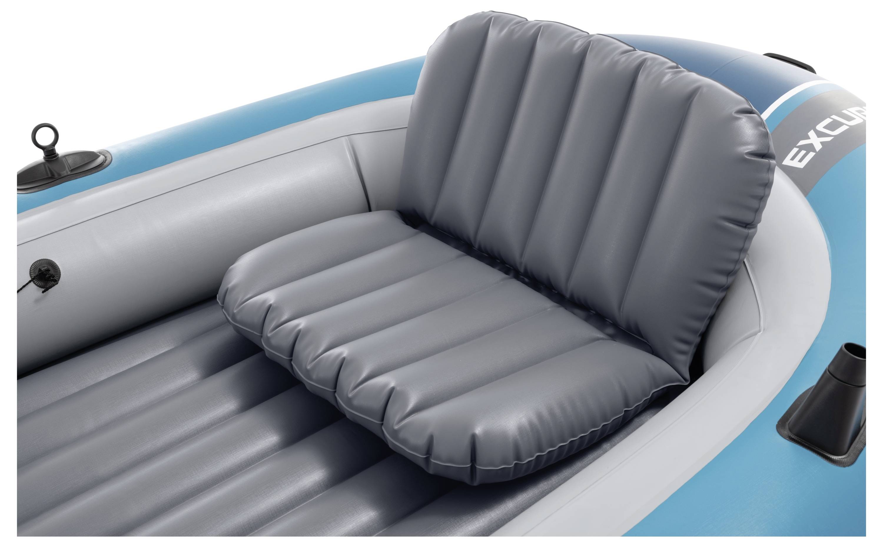 Łódź pneumatyczna z szarą, prążkowaną poduszką siedziska, z niebieskim zewnętrzem i szarym wnętrzem.