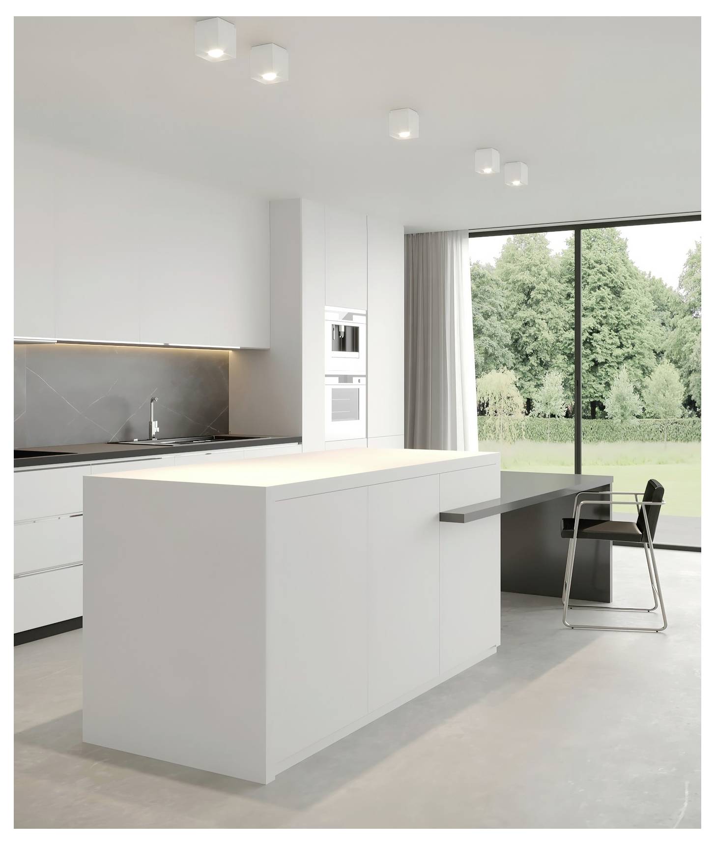 Nowoczesna kuchnia z białymi szafkami, dużą wyspą centralną, wbudowanymi urządzeniami oraz obszarem jadalnym. Okno od podłogi do sufitu pokazuje widok na ogród.