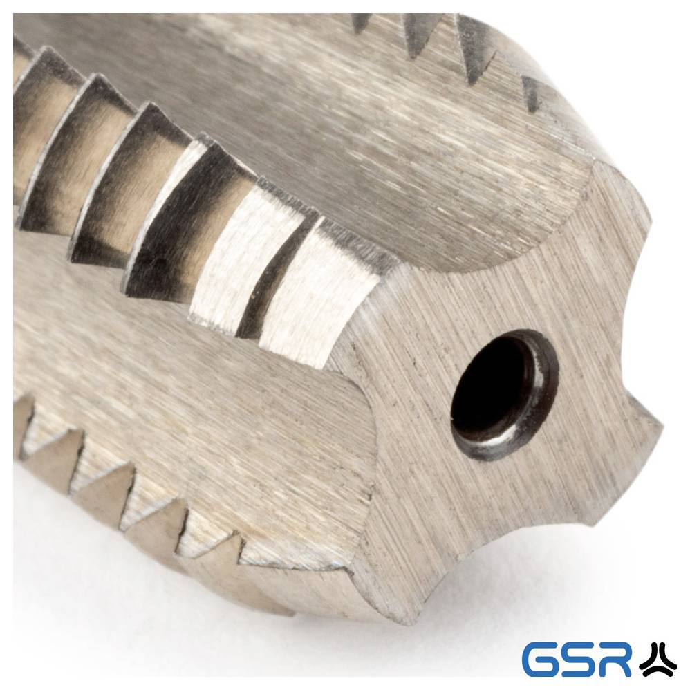 Zbliżenie narzędzia gwintownika metalowego używanego do gwintowania, pokazujące spiralne bruzdki i spiczasty koniec. Logo GSR jest widoczne w prawym dolnym rogu.
