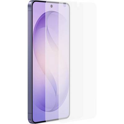 Smartfon z fioletową abstrakcyjną tapetą, częściowo zakryty transparentną folią ochronną nakładaną na ekran.