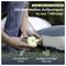 Osoba używająca małej przenośnej pompki powietrznej do napompowania przedmiotu nadmuchiwanego; tekst niemiecki mówi „ultraszybkie napompowanie w 1 minutę", lekka 0,3 funta, przepływ powietrza 200 L/min.