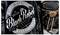 Logo "Motorcycle Club Black Rebel Ride Without Limit Italy" na skórzanej kurtce obok szczegółu silnika motocykla.