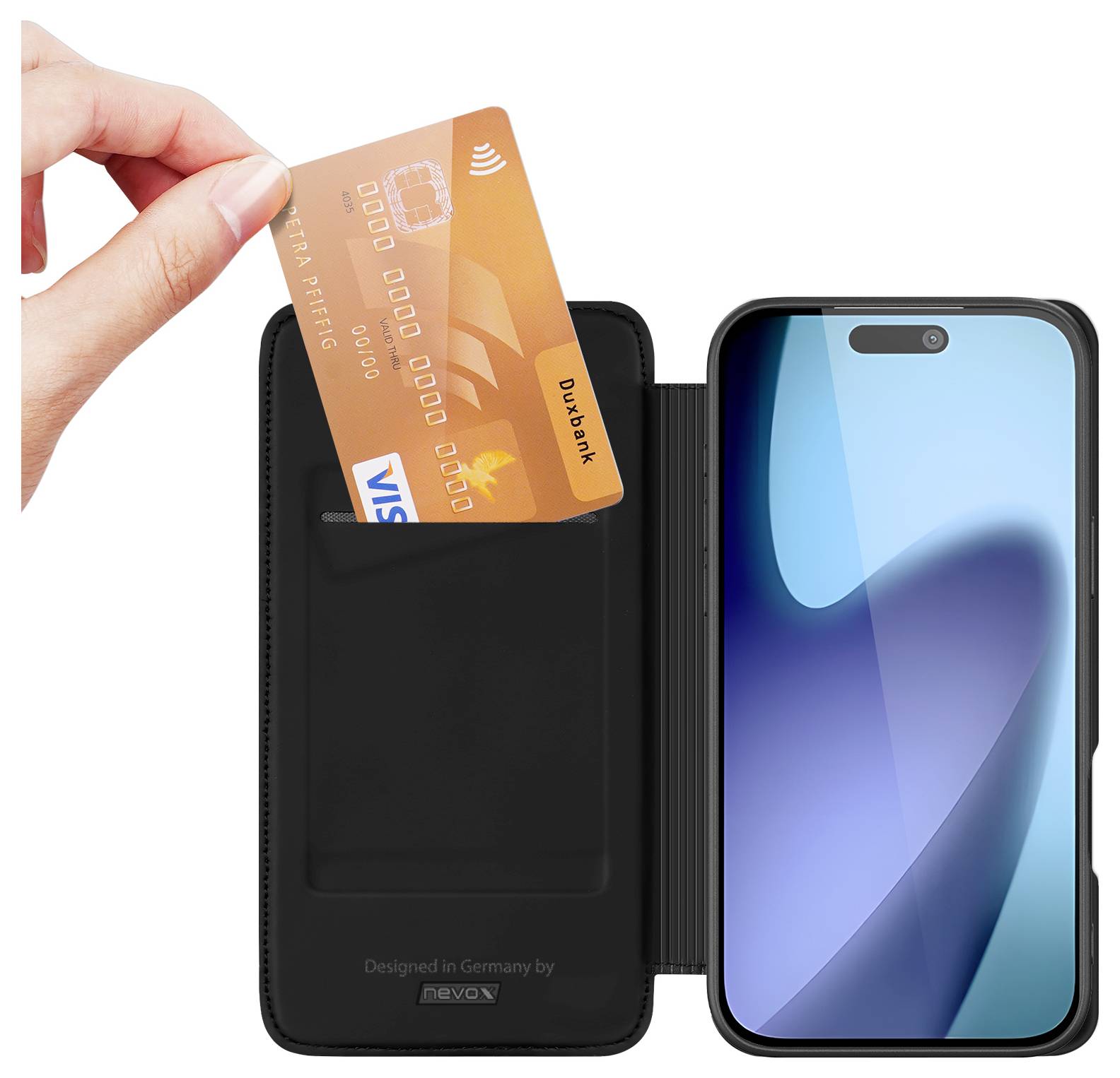 Dłoń wkłada kartę debetową do czarnego etui portfelowego do telefonu z widocznym niebieskim ekranem smartfona po prawej stronie.