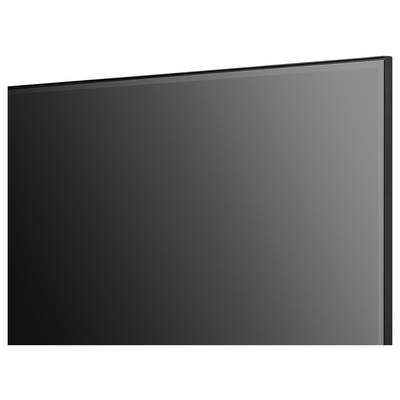 Elegancki, pochylony widok pustego, nowoczesnego telewizora z płaskim ekranem z cienką czarną ramką na białym tle, podkreślający design.