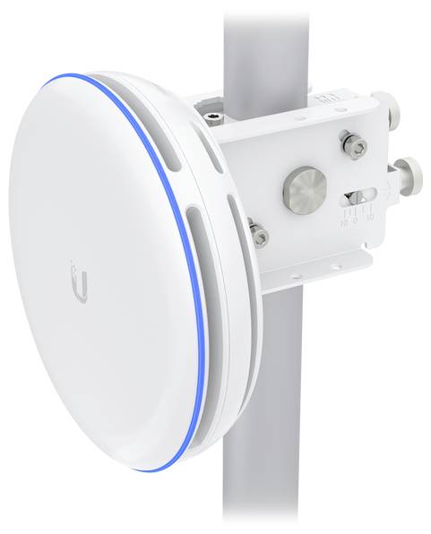 Biała, okrągła antena bezprzewodowa z niebieskim paskiem LED jest zamontowana na słupie i służy do łączności internetowej na dużych odległościach.