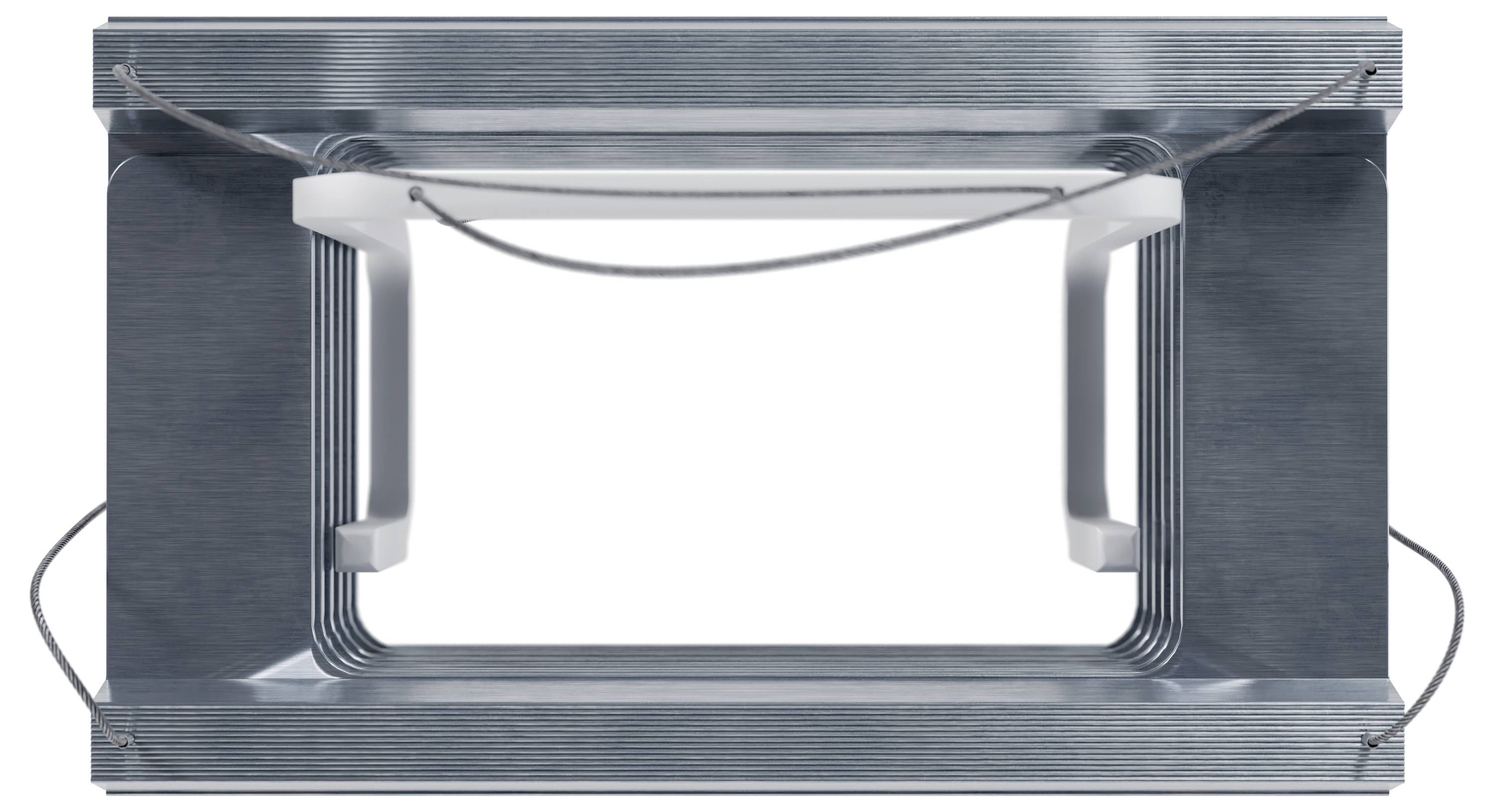 Zbliżenie metalowej, prostokątnej ramy z przyłączeniami drucianymi, charakteryzujące się rowkowymi krawędziami i centralną otwartą przestrzenią.