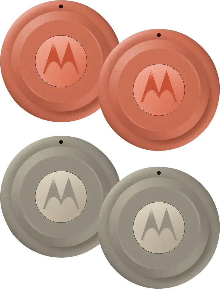 Śledniki Bluetooth firmy Motorola w kolorze czerwonym i szarym z logo, zaprojektowane do lokalizowania przedmiotów. Zestaw czterech urządzeń ułożonych dwa na dwa.