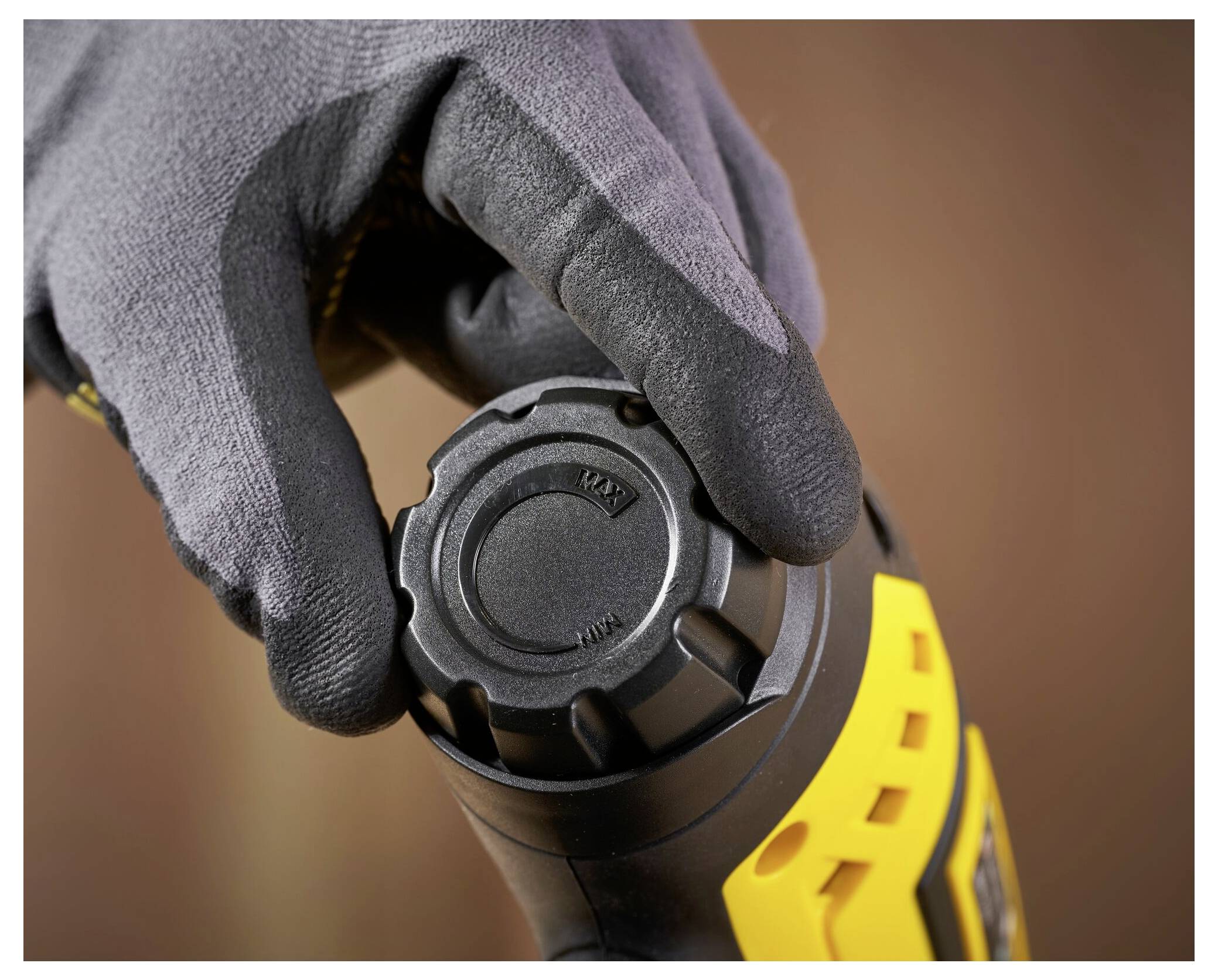 Zbliżenie pokazuje narzędzie do szlifowania wygładzające krawędź miedzianej rury, wskazujące na zadanie budowlane lub instalacyjne.