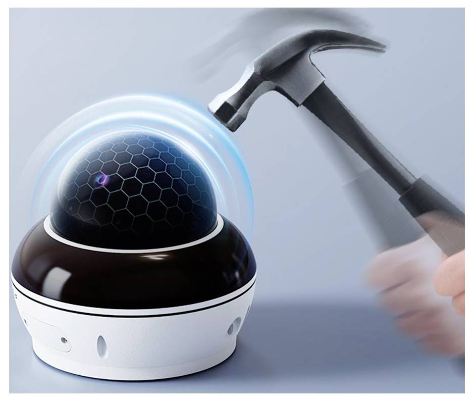 Kamera bezpieczeństwa w kształcie kopuły wydaje się być uderzana młotem, ale niebieska bariera wskazuje na ochronę lub odporność na uderzenia.