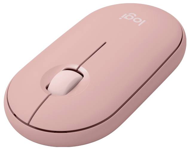 Widok z góry na biurko, na którym osoba korzysta z klawiatury i myszy Logitech, wokół rozrzucone małe zabawki i naklejki.