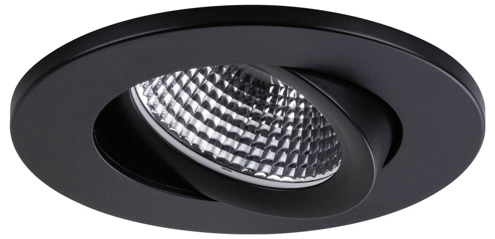 Czarna, wpuszczana lampa sufitowa ze zdającym się okrągłym pierścieniem regulacyjnym i refleksyjną osłoną wewnętrzną lampy.