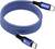 Niebieski spleciony kabel ładujący USB-C z złączami na obu końcach, zwinięty na białym tle.