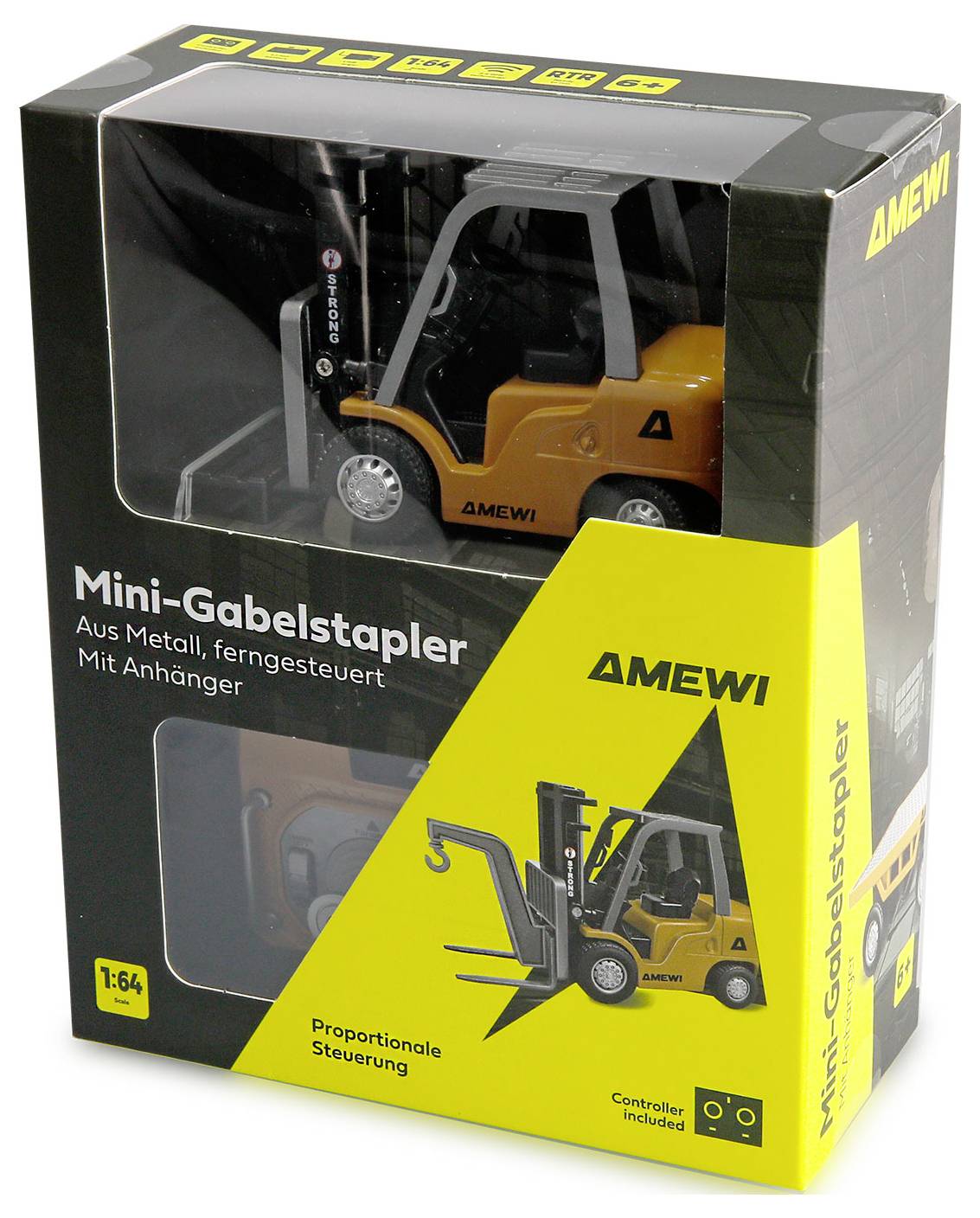 Zapakowany model miniaturowego wózka widłowego AMEWI z przyczepą sterowanego pilotem, widoczny przez okno opakowania, skala 1:64, z tekstem „Proportionale Steuerung" na pudełku.