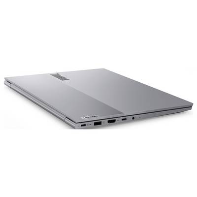 Zamknięty srebrny laptop pokazany pod kątem, z logo Lenovo widocznym na klapie i widocznymi portami bocznymi.