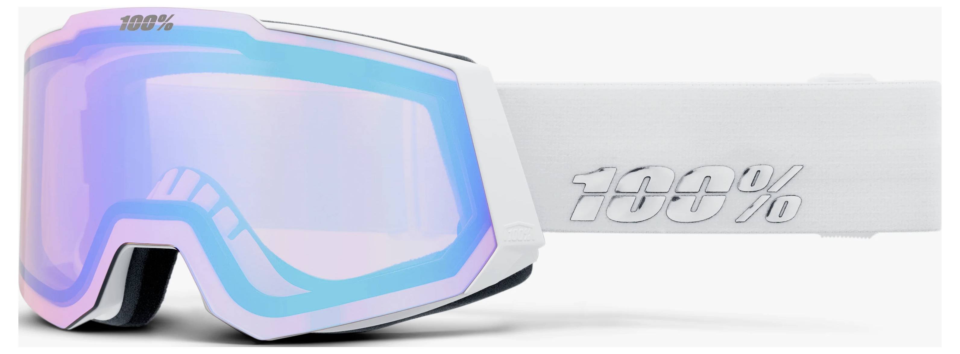 Zbliżenie na białych goggles narciarskich lub snowboardowych z lustrzaną soczewką w kolorze niebiesko-różowym i szarym paskiem z nadrukiem „100%".