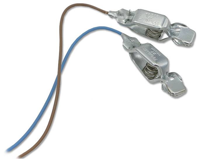 Dwa przewody testowe z zaciskami krokodylkowymi, jeden brązowy i jeden niebieski, połączone ze srebrnymi metalowymi klipsami.