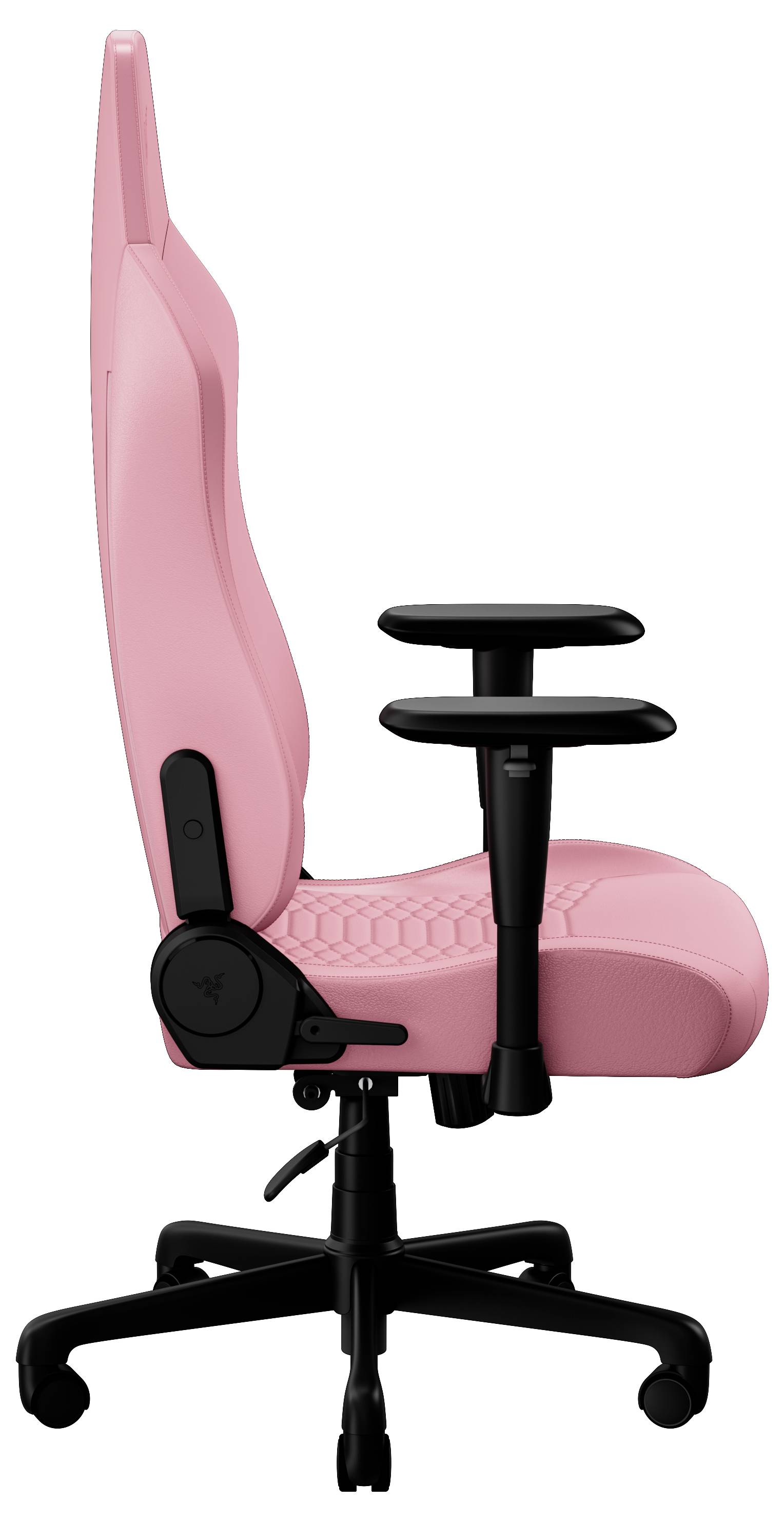 Różowy ergonomiczny fotel biurowy widoczny z boku z czarnymi podłokietnikami, podstawą i kółkami.