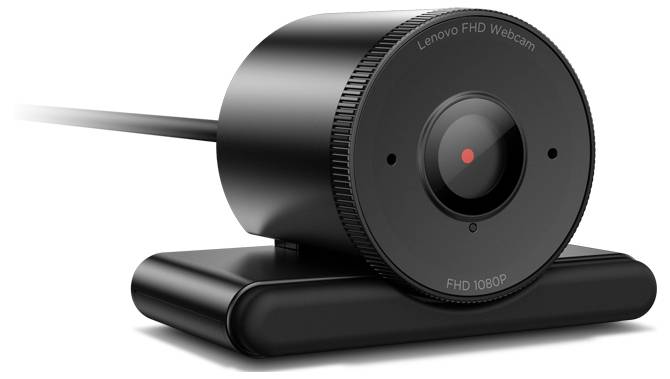 Czarna kamera internetowa Lenovo Full HD 1080p z dołączonym kablem i czerwonym wskaźnikiem na zaokrąglonej podstawce, przedstawiona na białym tle.