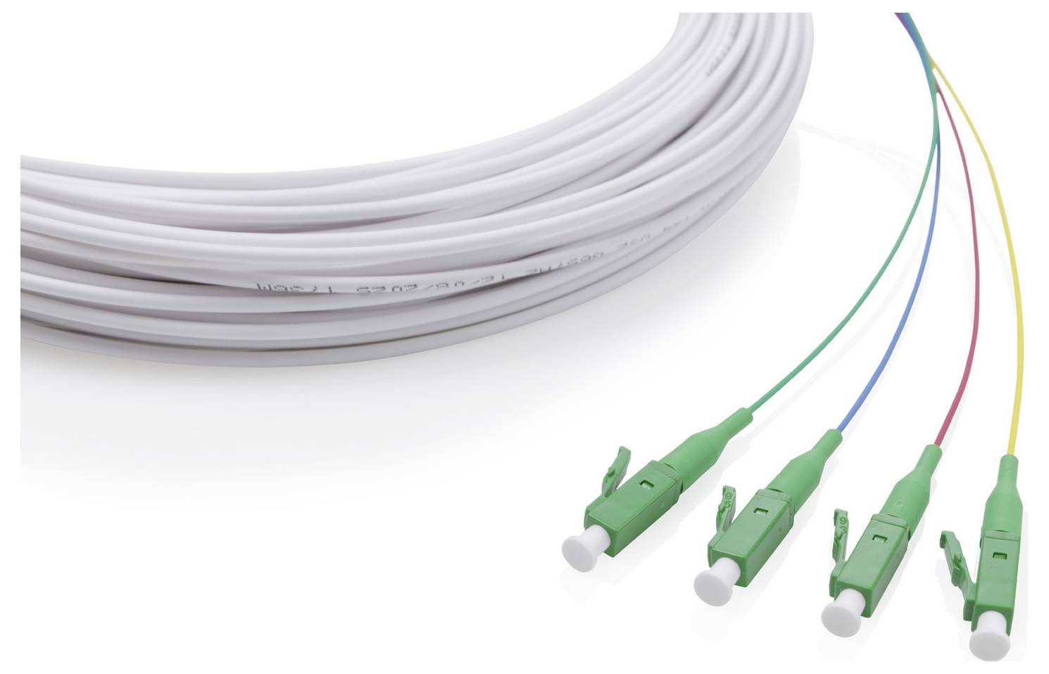 Zwinięty kabel światłowodowy z czterema kolorowo kodowanymi złączami SC na białym tle