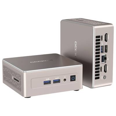 Dwa kompaktowe mini komputery Geekom pokazane w kolorze srebrnym, jeden ustawiony poziomo i jeden pionowo, z widocznymi portami USB, HDMI, Ethernet, audio i zasilania z przodu i z boku.