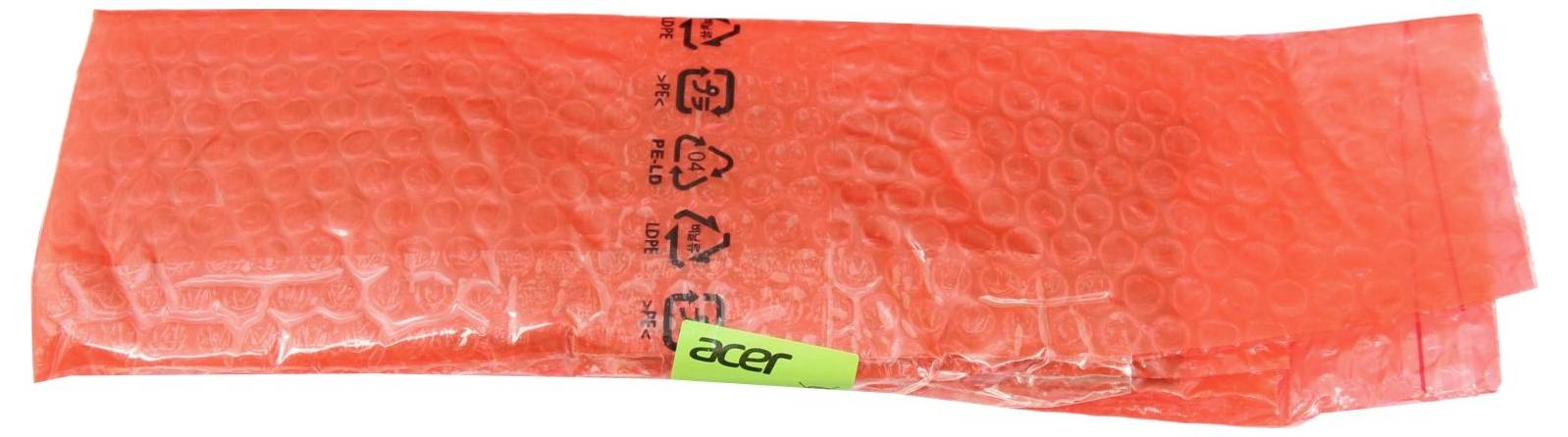 Czerwona pikowana koperta wysyłkowa Acer z zieloną etykietą Acer na przodzie.
