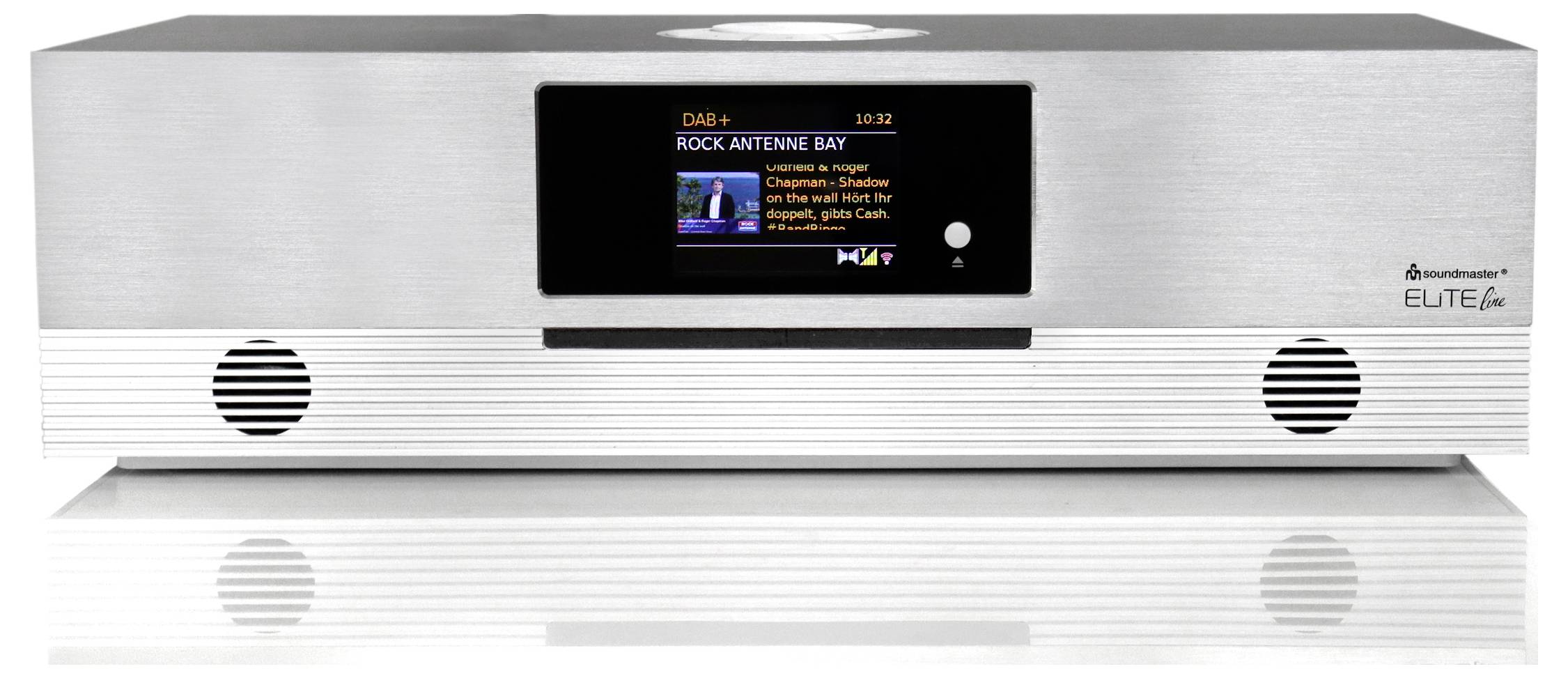 Srebrne radjo stołowe z czarnym wyświetlaczem pokazującym informacje stacji DAB+, w tym 'ROCK ANTENNE BAY' i mały obraz albumu.
