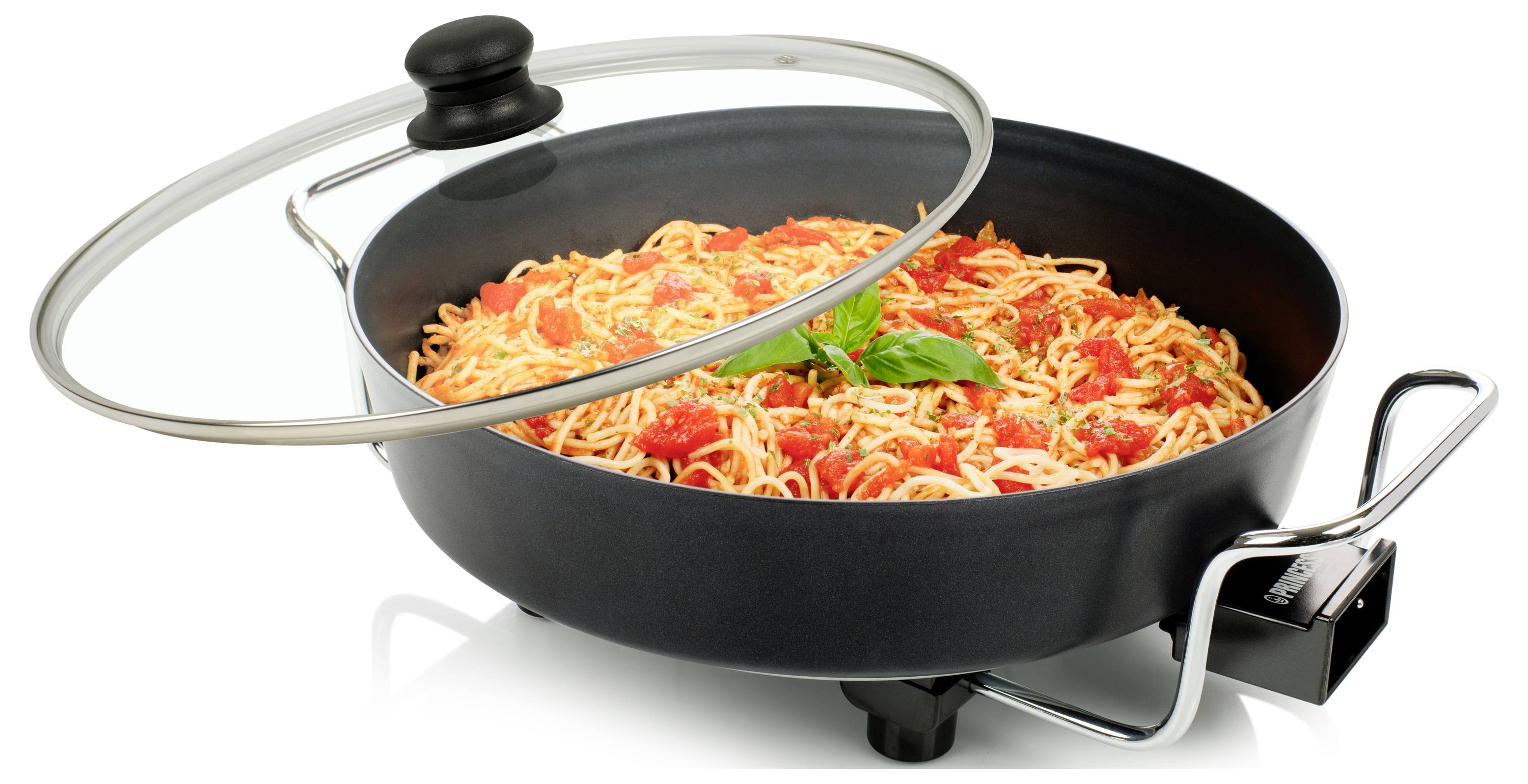 Pokryty elektryczny patelnia pełna spaghetti i sosu pomidorowego, ze szklaną pokrywką spoczywającą na wierzchu.