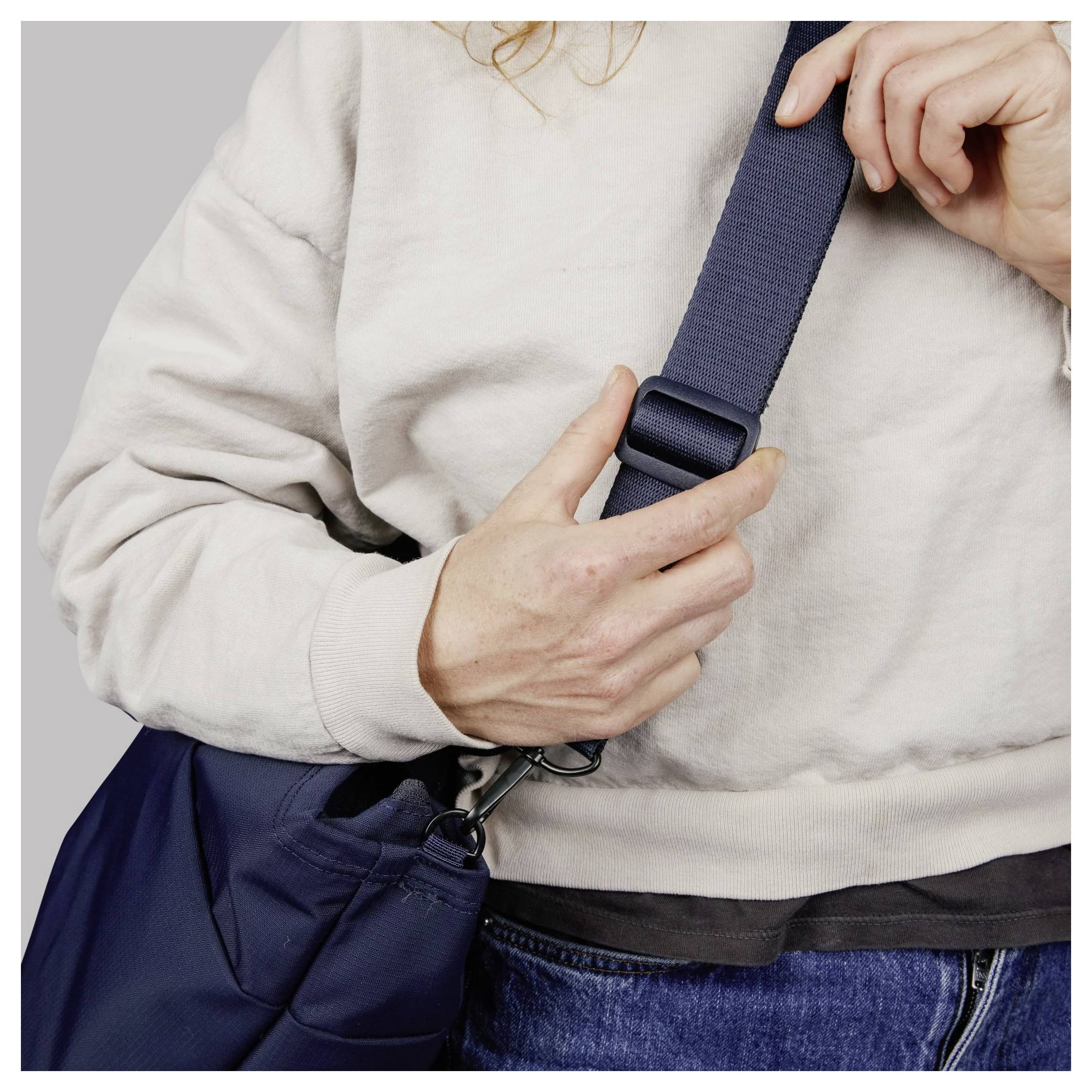 Moment Moment Everything Travel Tote 19L Navy Torba podróżna z kieszenią na notebooka, Wodoodporna-6