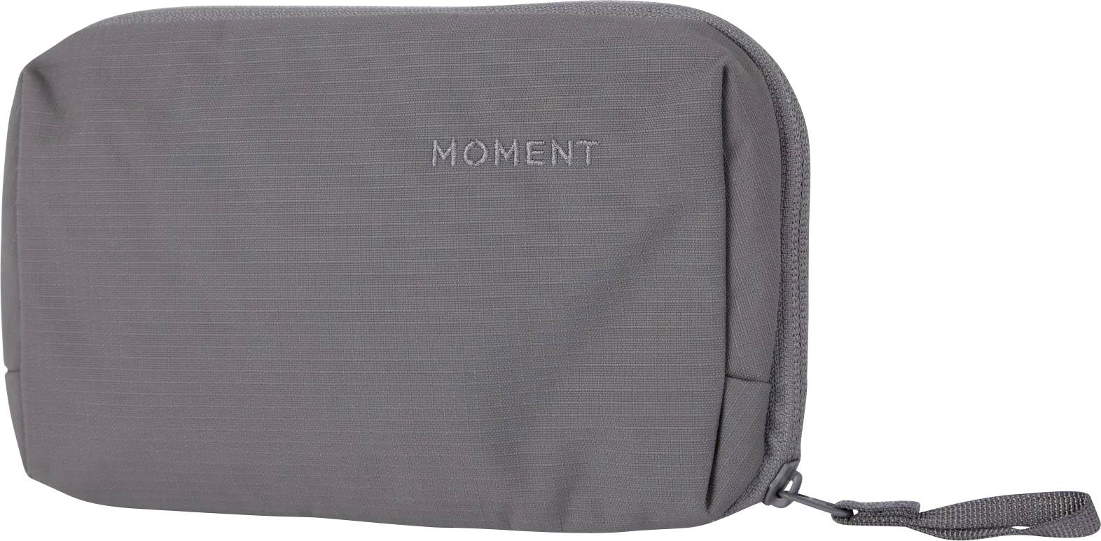 Szara torebka na zamek z paskiem na nadgarstek i logo 'MOMENT' na przedzie.
