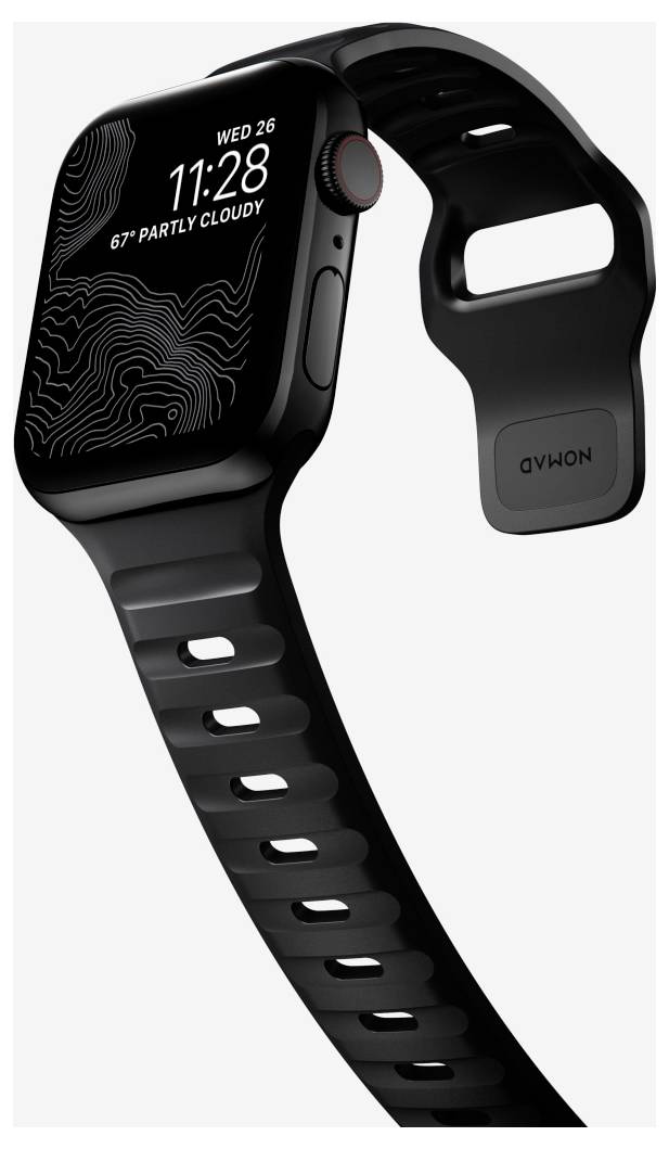 Czarny Apple Watch z czarnym paskiem sportowym pokazany pod kątem, wyświetlający na ekranie 11:28, śr 26 i 67° częściowo pochmurno.