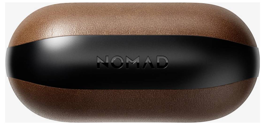 Brązowe etui Nomad w kształcie owalnym z czarnym paskiem pośrodku i wytłoczonym logo „NOMAD".