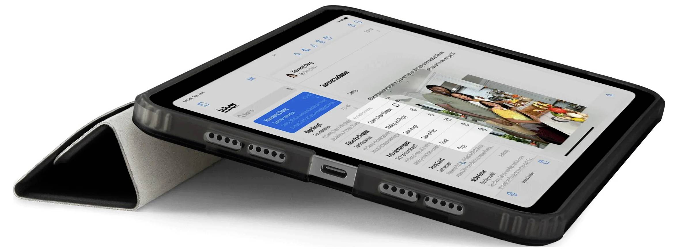 Tablet w obudowie typu book jest wyświetlany w orientacji poziomej, wyświetlając aplikację mediów lub zakupów z tekstem, niebieskim panelem i zdjęciem ludzi.