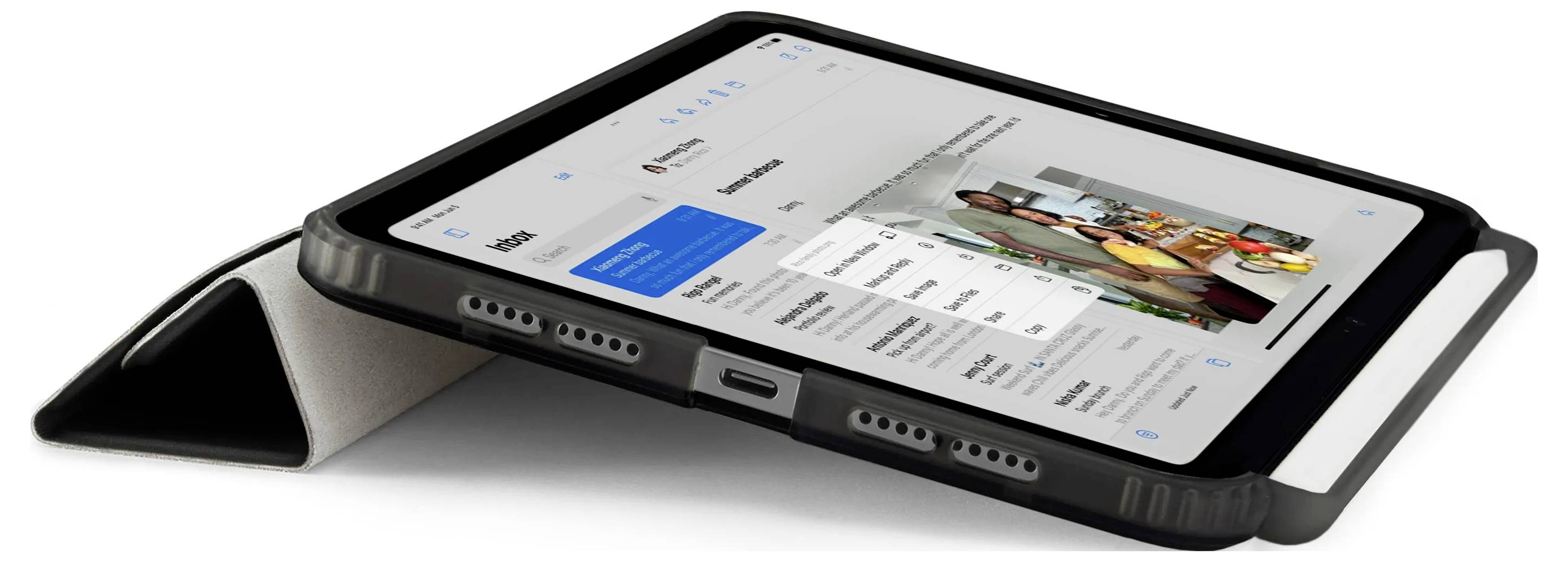 Tablet w czarnym etui ochronnym jest pokazany ustawiony jak stojak, wyświetlając stronę internetową lub dokument na ekranie.