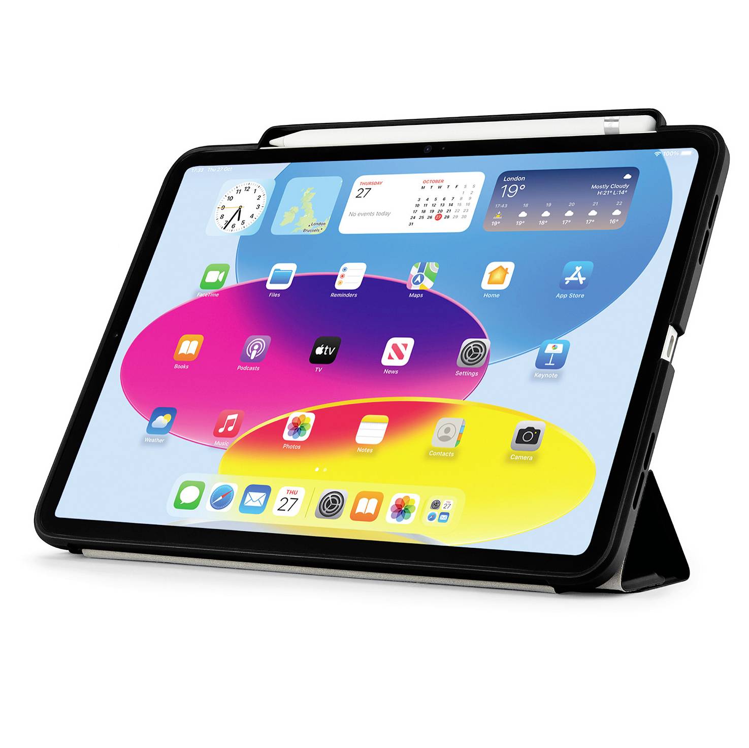 Tablet w czarnym etui folio wyświetlający ekran główny iPad z ikonami aplikacji, widżetami i dockiem na niebieskim tle.
