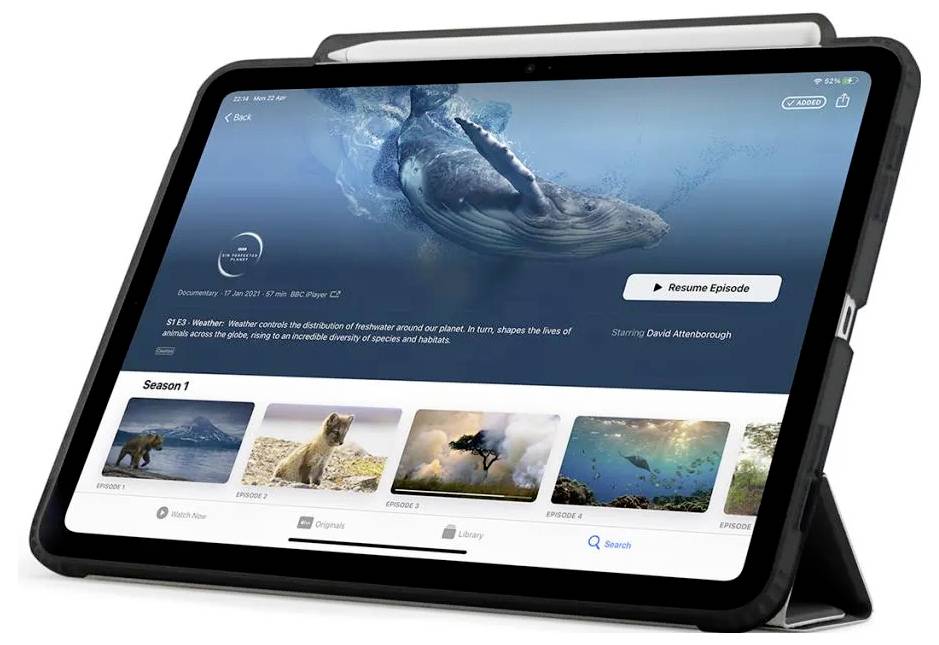 Tablet wyświetlający aplikację do streamingu przyrody z obrazem wieloryba i przyciskiem "Wznów odcinek", oraz wiersz miniatur odcinków poniżej.