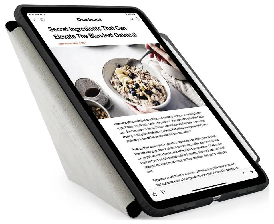 Tablet wyświetlający artykuł z przepisem zatytułowany "Tajne składniki, które mogą podnieść najnudniejszą oatmeal" ze zdjęciem miski oatmeal mieszanej łyżką.