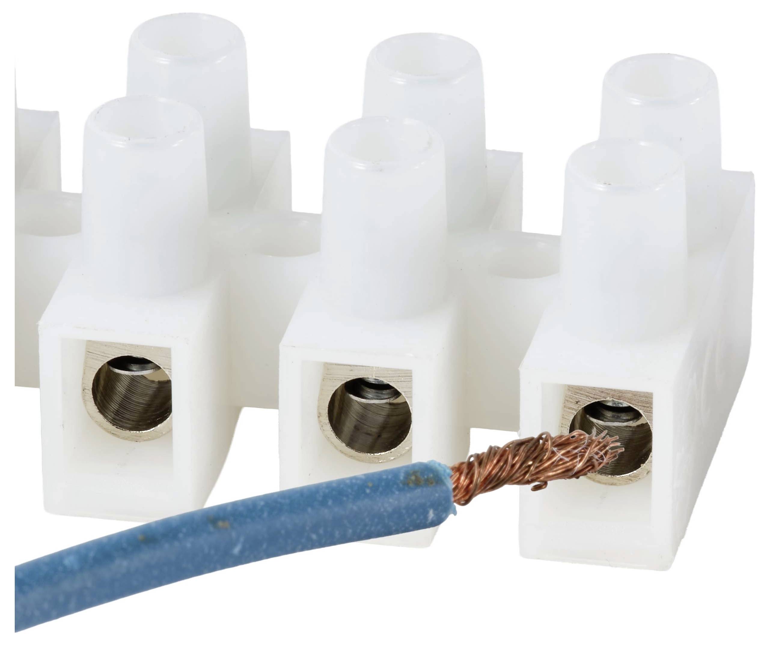 Zbliżenie białych zaciski elektrycznych z niebieskim przewodem włożonym do jednego złącza śrubowego, pokazujące punkty połączenia przewodów.