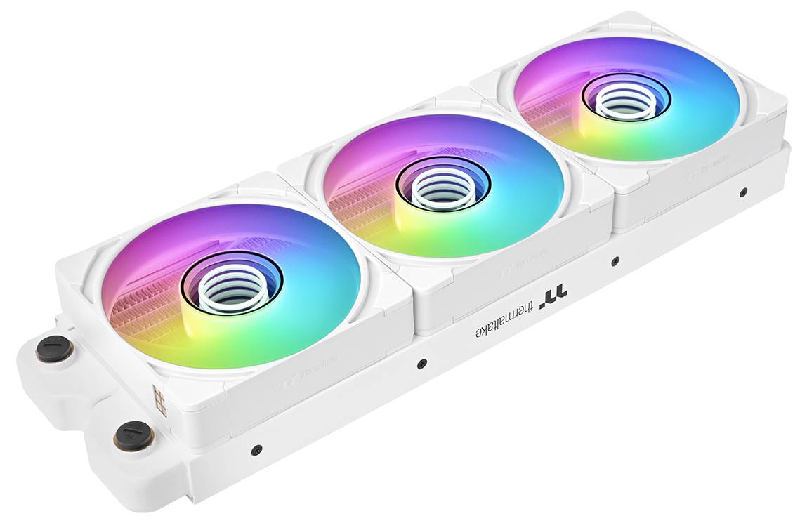 Trzy chłodzące wentylatory RGB zamontowane w białym radatorze z trzema wentylatorami, pokazane w perspektywie diagonalnej produktu.