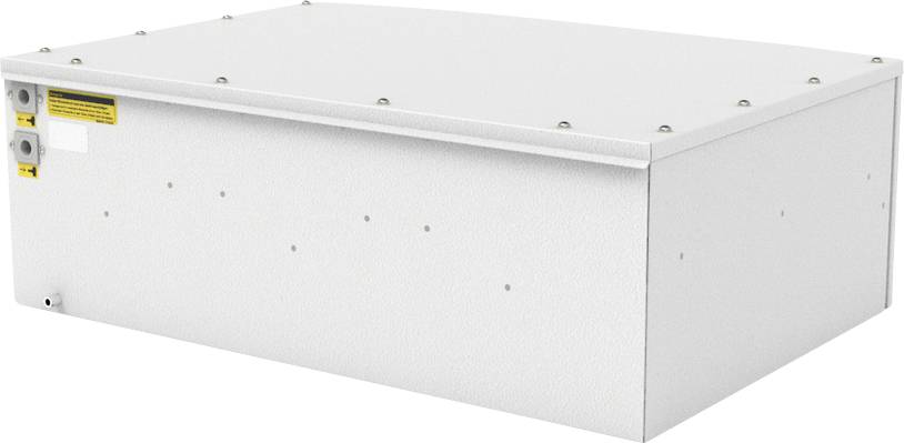 Biała prostokątna metalowa obudowa elektryczna z przegubową pokrywą i zamkiem mocowanym z boku na zwykłym tle
