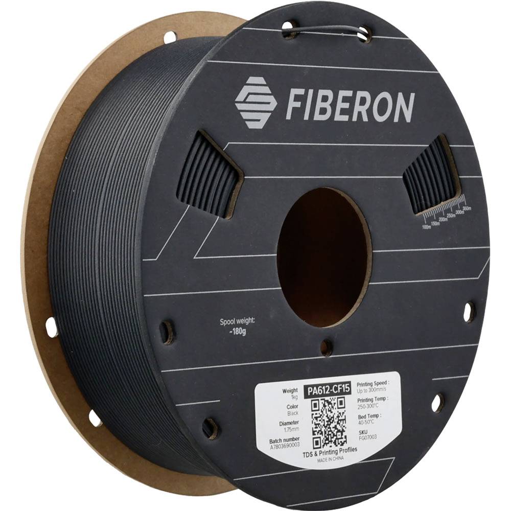 Czarna szpula filamentu Fiberon oznaczona „PA612-CF" na tekturowym bębnie, z kodem QR i specyfikacją techniczną na przedniej stronie.