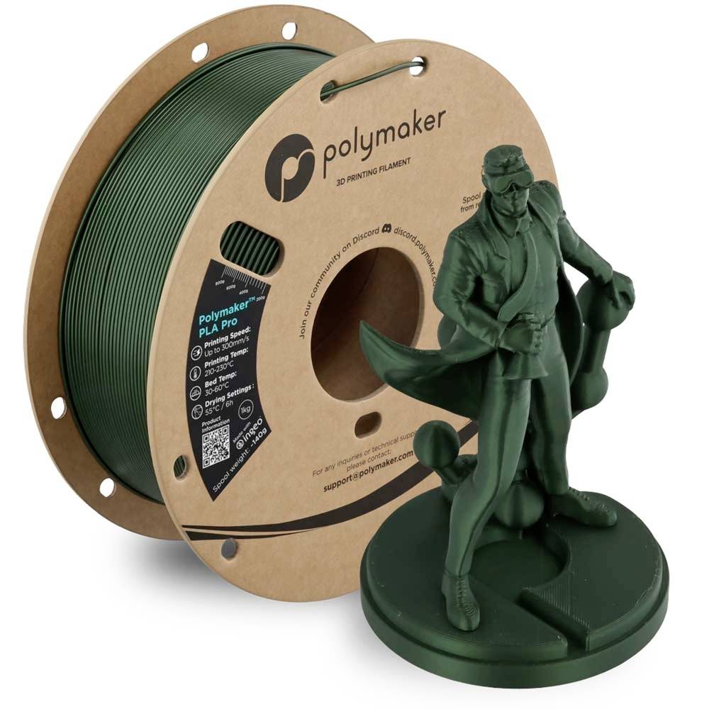 Szpula zielonego filamentu do drukarki 3D etykietowana 'polymaker' obok wydrukowanej zielonej figurki na okrągłej podstawie