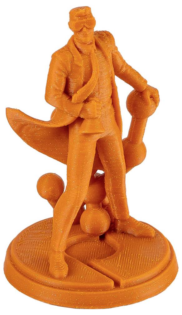 Pomarańczowa figurka wydrukowana w technologii 3D przedstawiająca mężczyznę w długim płaszczu stojącego na okrągłej podstawie, trzymającego laskę lub parasol.