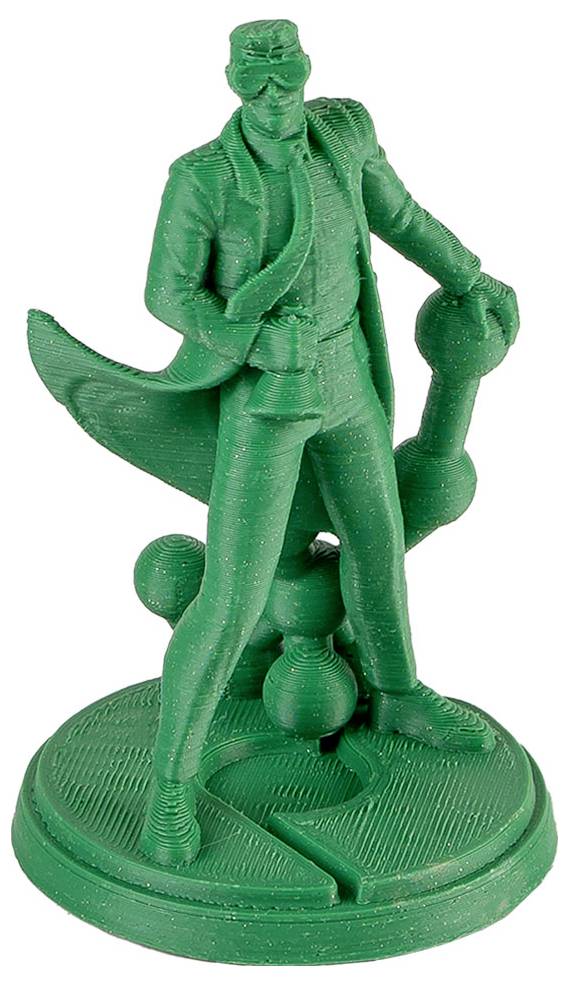 Zielona figurka wydrukowana w technologii 3D przedstawiająca zamaskowanego mężczyznę w długim płaszczu, stojącego na okrągłej podstawie i trzymającego laseczkę.