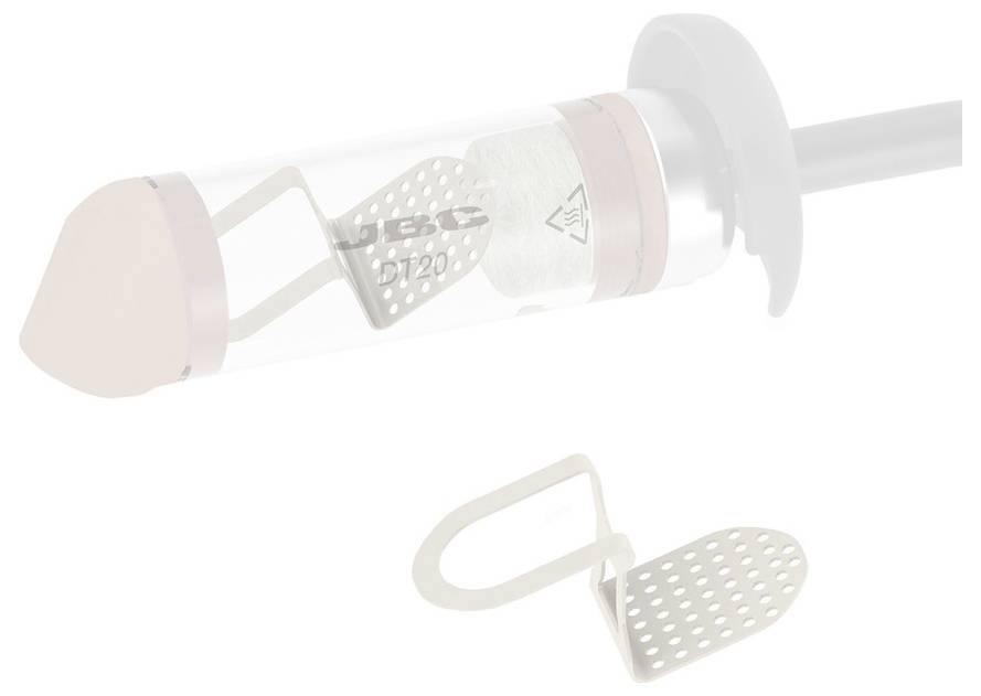Narzędzie dentystyczne z perforowaną metalową końcówką dyszy i dołączoną ochronną osłoną pokazaną osobno poniżej na białym tle.
