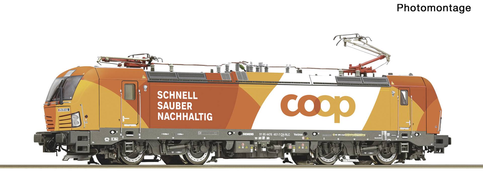 Pomarańczowa i biała lokomotywa towarowa Co-op z napisem "SCHNELL SAUBER NACHHALTIG" wydrukowanym na boku, pokazana w profilu na białym tle.